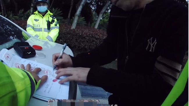 桂林車主酒駕被查，竟然想交警“私了”遭果斷制，止執(zhí)法記錄儀記錄一切！